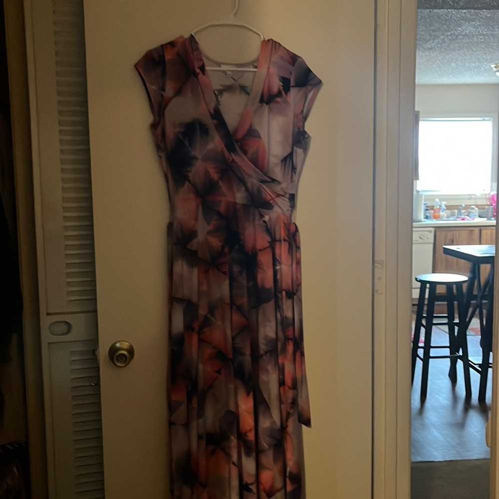 Hey guys! I’m selling a long, classy summer dress.
